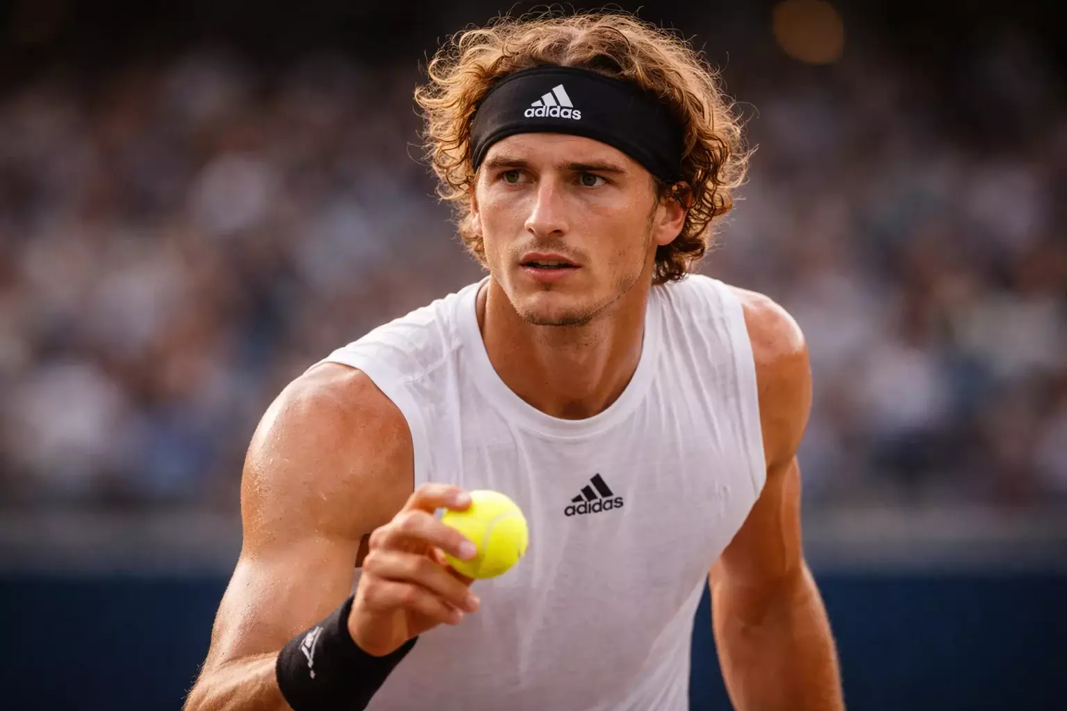 Tennisspieler konzentriert sich vor wichtigem Punkt
