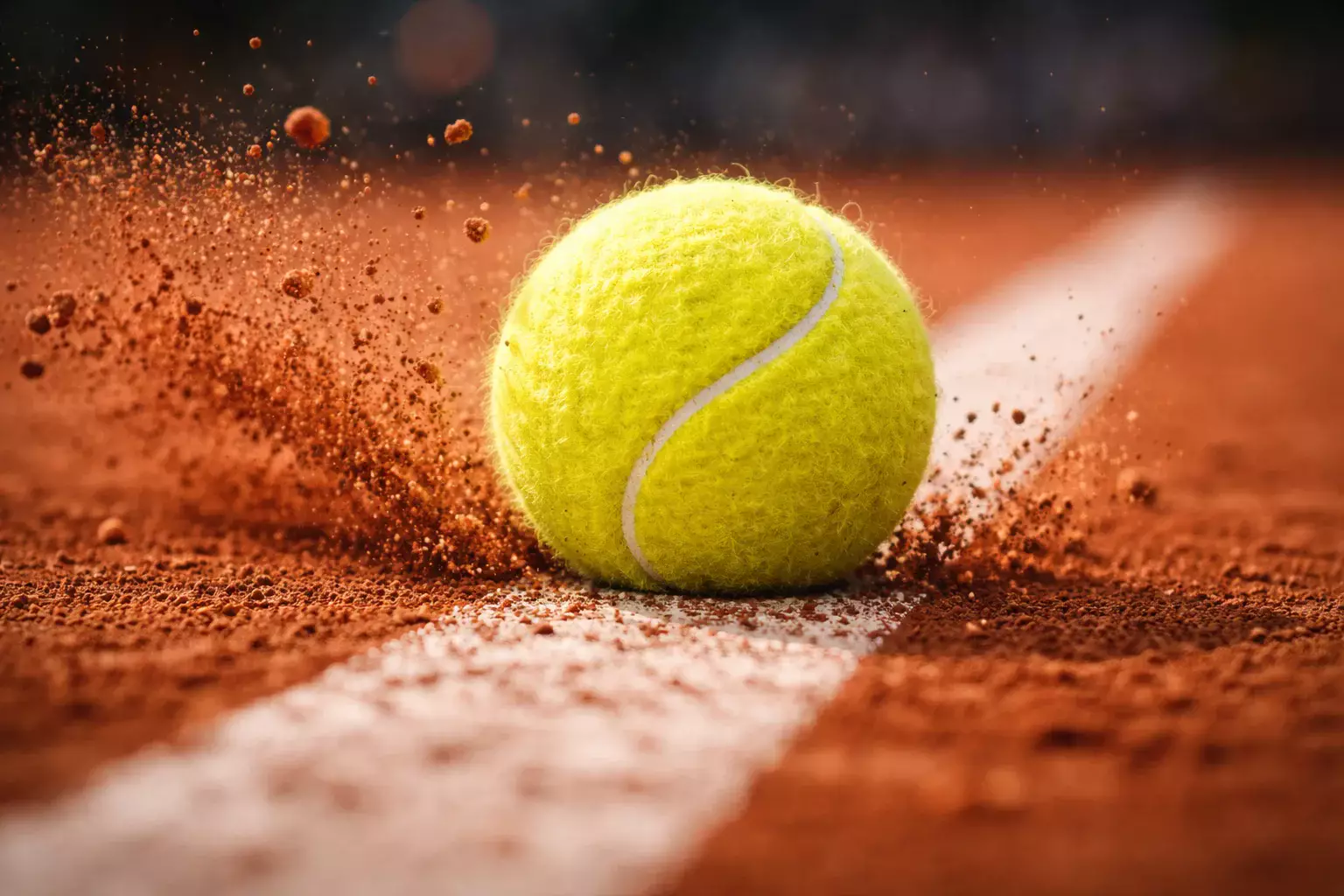 Tennisball auf der Linie bei knapper Entscheidung