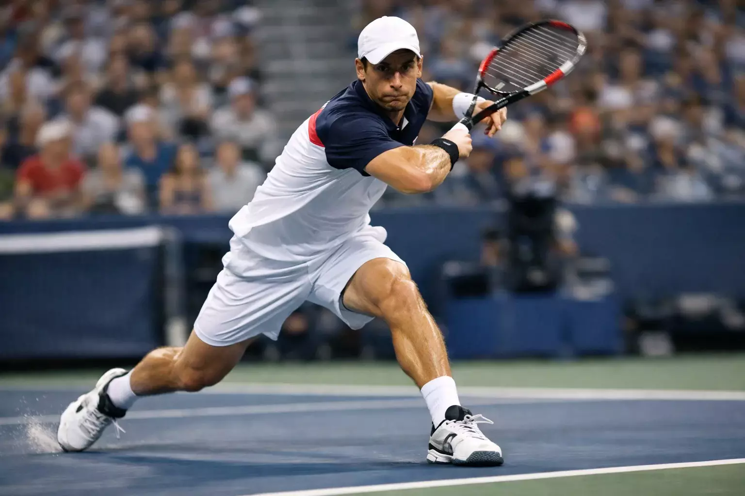 Nahaufnahme eines Tennisspielers vor dem Return