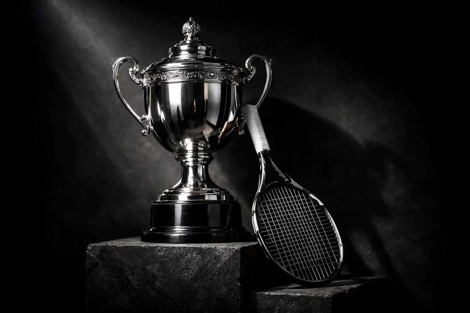 Pokal und Tennisschläger als Grand Slam Symbol